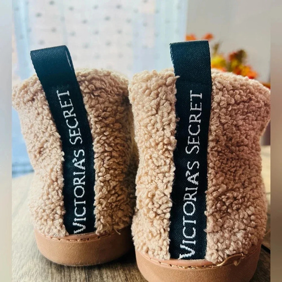 Victorias Secret Fleece Slippers Booties Boots Hard Bottom Color Camel Large L - Picture 3 of 4